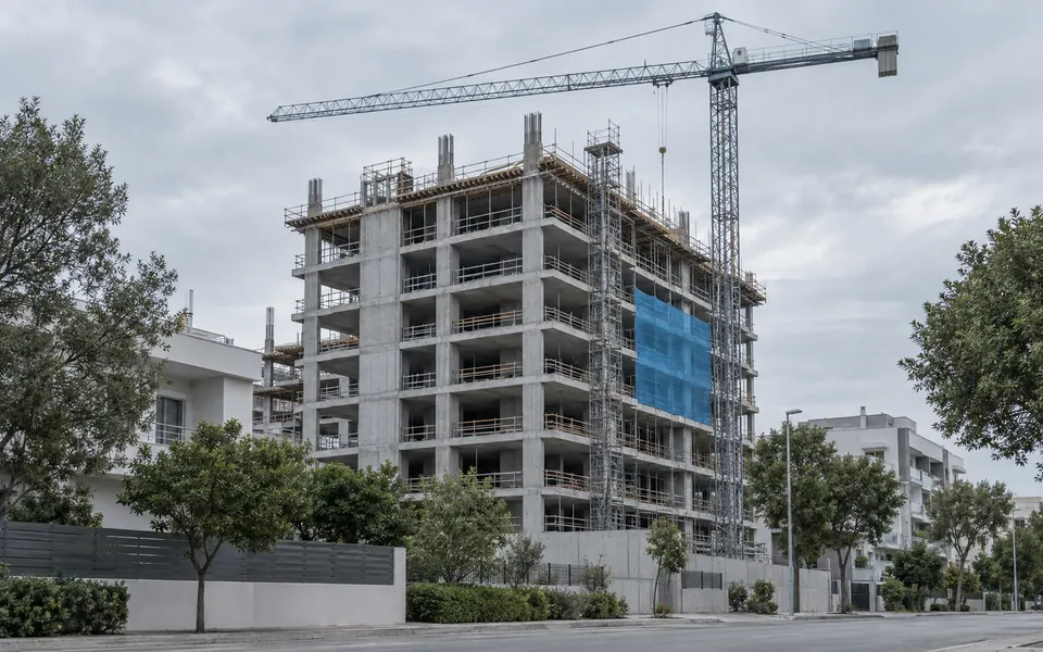 Bir mahallede yükselen konut inşaatı